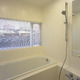 大きめの窓から、月光浴を楽しめる真っ白な在来浴室