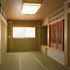 広さを意識し、壁を畳の色合いに合わせた、仏壇スペースのある和室