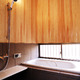 タイルと木をバランスよく配置した、換気も抜群な浴室