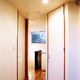 ホッと温かな気持ちになる、白壁に混ざる木の色合いが居心地がよい２階廊下
