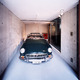 車を美しく置くためだけに存在する、車と暮らすガレージ