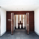 高級アジアンリゾートホテルのような、ファサードからセットバックした観音開きに開く玄関