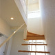 階段周りに窓を設け、足元を常に明るい日差しでいっぱいになるように設計された階段