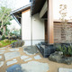 玄関へと続く石畳