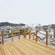 町を一望する広々と開放感あふれるウッドデッキ