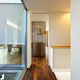 LDKへと続く、大きなはめ込みガラスのある通路