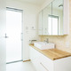 白を基調としたナチュラルテイストの洗面ルーム