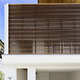 スタイリッシュかつプライバシーにも配慮した木製ルーバー