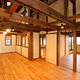 木材の梁が並ぶ2階