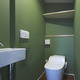 グリーンの壁に癒されるトイレ
