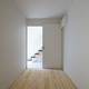 白い箱の様なシンプルな部屋