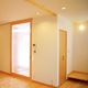 玄関からLDKへの出入口　半透明のスライドドア
