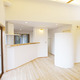 リビングからキッチンスペースを見る