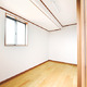 天井のラインが印象的な室内