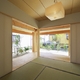 縁側の大開口を開放することで外へと空間がつながる和室。