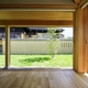 リビングの大開口からは四季折々の光、色彩、香りを採り込む。
