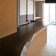 キッチンには温かみのある原木のカウンター