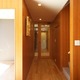 ナチュラルな木目調の温かみある廊下が室内へ誘う