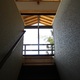 階段からデッキを見上げる