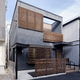 外観・ルーバーとグレーの薄墨左官「光をつかむ家（light fall house）」