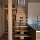 ハンドクラフトを感じる木製階段