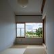 主寝室は畳敷。南面の窓の先には田畑が広がる。