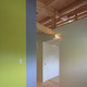 木質の天井と軽快なカラーリングの内壁