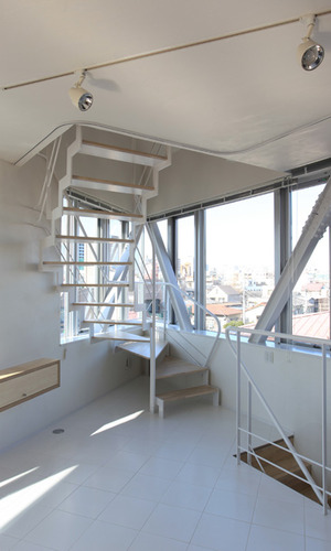 2階から3階へと続くシンプルな階段も視線が抜けるよう工夫されている