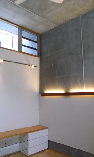 コンクリートや白い壁ナチュラルな木の質感と様々な素材が程よく融合した室内