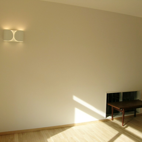 リビングは塗装されて白くシンプルな壁にアクセントの照明器具