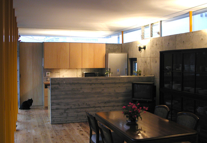 ダイニングキッチンはハイサイドライトと天井を照らす間接照明で落ち着いた雰囲気