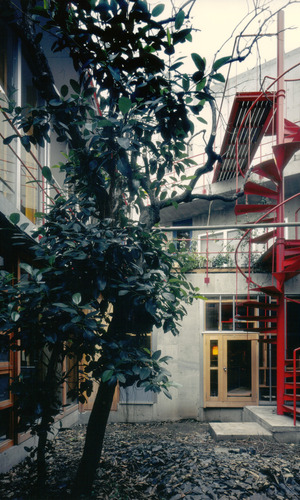 1階から2階の屋上まで続く真っ赤な螺旋階段