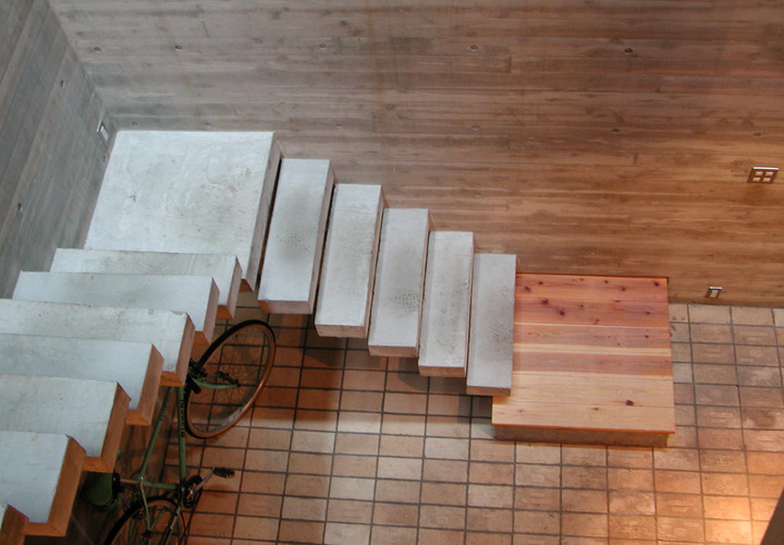 コンクリート片持ちのシンプルな階段デザイン
