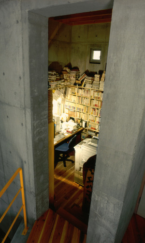 書庫のような小さな書斎
