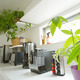 メタリックな質感と植物がマッチしたキッチンスペース