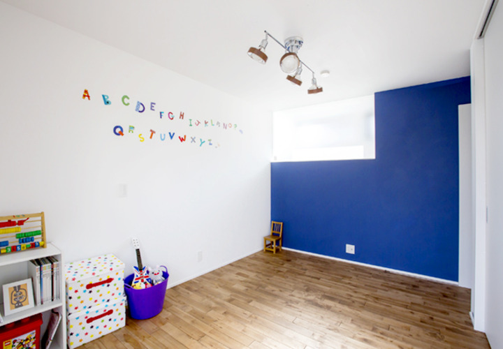 ビビットなブルーの壁が楽しい子供部屋