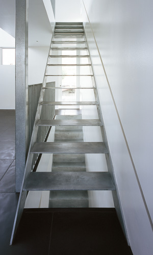 無機質な素材も、工業製品のような機能性美を感じる階段