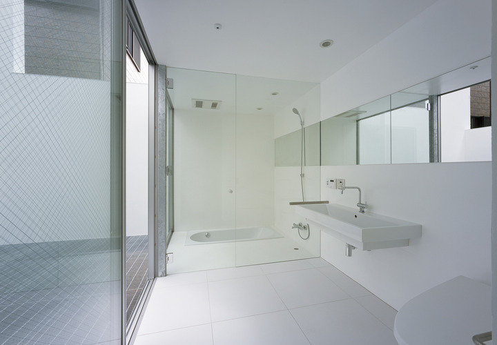 ガラス面を多く取ることで夜空を楽しみながらのんびり入浴できる、バスタブ埋め込みタイプの浴室