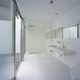 ガラス面を多く取ることで夜空を楽しみながらのんびり入浴できる、バスタブ埋め込みタイプの浴室