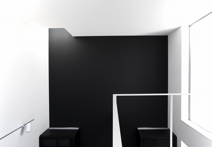 黒と白の壁に当たる光が、壁に立体的な表情を与える吹抜け