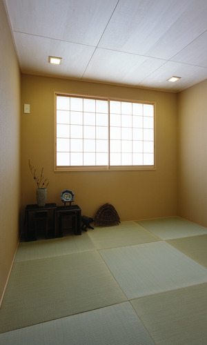 琉球畳と障子が、侘び寂びを感じる和室