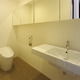 鏡貼りの横長収納が、より広いスペースを演出させるトイレ