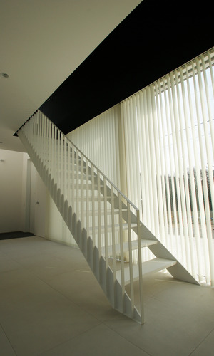 縦ブラインドと階段手すりスリットが、気品ある館のように美しい階段ホール