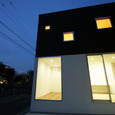 家自体が照明器具のような、大小の窓から見える光が美しい外観
