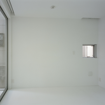 芯のある白さと、計算されつくした小さな窓が凛とした空気を感じる個室