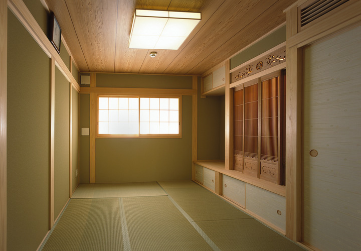 広さを意識し、壁を畳の色合いに合わせた、仏壇スペースのある和室