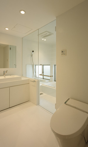真っ白な空間とガラスでできた、衛生的で広々とした洗面・浴室・トイレ