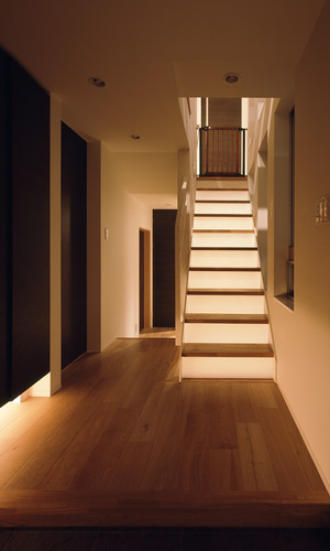 階段内に照明を埋め込み、階段自体が大きな照明と化した階段周り＋玄関ホール