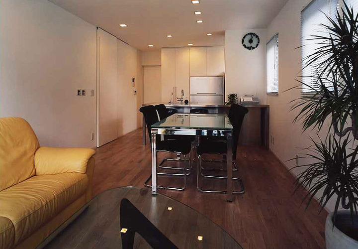 ローテーブルとダイニングテーブルトップをガラスで揃えた、素材のよさを感じるLDK