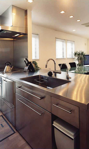 オールステンレスでできた、シンプルで使い勝手のよいキッチン